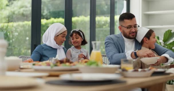 Μουσουλμάνοι Γονείς Και Παιδιά Φαγητό Γεύμα Στο Τραπέζι Για Eid — Αρχείο Βίντεο