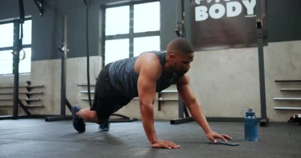健身和俯卧撑锻炼 运动或耐力在地板上的力量在健身房 健身俱乐部的活跃男性 健美人士或运动员在肌肉增重 胸部或二头肌方面举重 — 图库视频影像