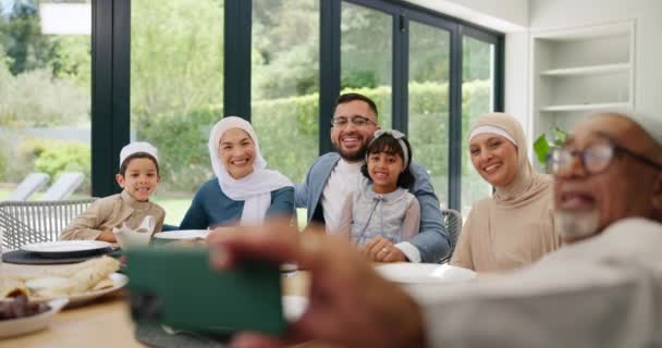 Islámská Selfie Nebo Šťastná Rodina Doma Oběda Úsměvem Nebo Oslavou — Stock video