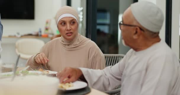 イスラム教徒のカップルが一緒にテーブルに座り 食べたり 家で話したりします モロッコの食べ物 イスラム文化 ラマダンとダイニングルームの笑顔 男性と女性 — ストック動画