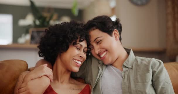 Lesbijki Pary Twarzy Przytulaniem Domu Kanapie Salonu Dla Więzi Związku — Wideo stockowe