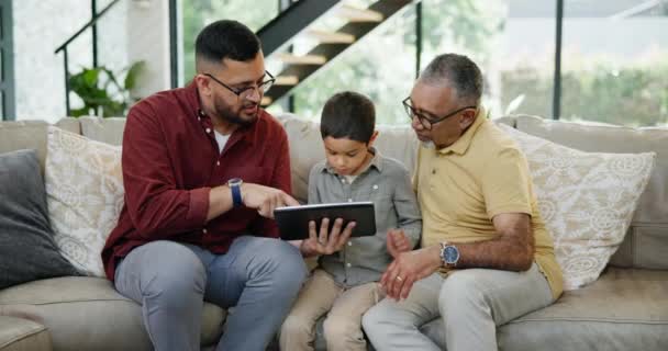 Kakek Ayah Dan Anak Dengan Tablet Sofa Ruang Tamu Rumah — Stok Video