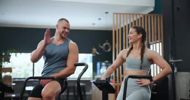 Fitness Spinning Klass Och Människor High Five Gymmet För Träning — Stockvideo