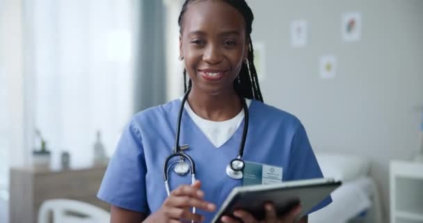 Fekete Portréban Nővér Tabletta Klinikán Egészségügyi Orvosi Menetrend Adatbázis Ellenőrizze — Stock videók