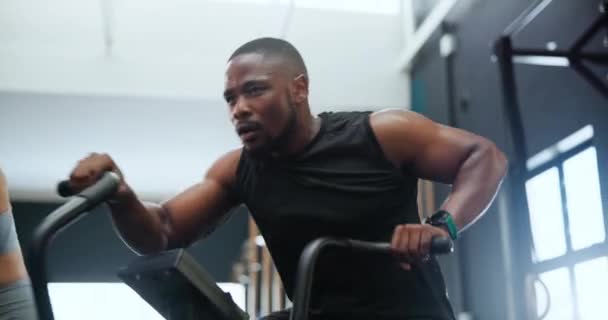 旋转课和黑人男子在健身房为健康的身体进行训练 剧烈运动和锻炼 运动器械和骑自行车的人 用于运动 肌肉和健康 — 图库视频影像