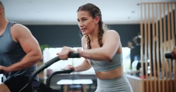 Άσκηση Spin Class Και Γυναίκα Στο Γυμναστήριο Για Καρδιο Προπόνηση — Αρχείο Βίντεο