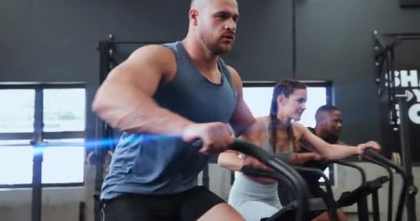 旋转和男子在健身房进行训练 剧烈运动和锻炼 以促进健康的身体 有氧运动和骑自行车的人的表现 强壮的肌肉和健康 — 图库视频影像