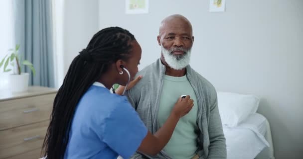 Ανώτερη Φροντίδα Μαύρος Άνδρας Και Νοσοκόμα Στηθοσκόπιο Στο Στήθος Για — Αρχείο Βίντεο