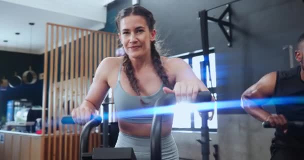 旋转课和妇女在健身房的训练 剧烈运动和健康的身体 有氧运动和骑自行车的人的表现 耐力和健康的设备或机器 — 图库视频影像