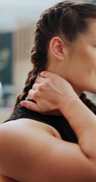 Vrouw Handen Nek Pijn Sportschool Voor Letsel Spanning Ongeval Training — Stockvideo