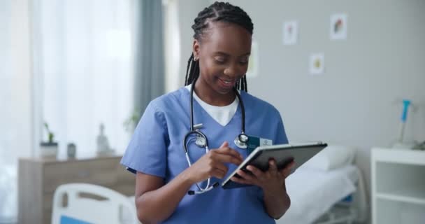 Femme Noire Infirmière Comprimé Hôpital Calendrier Médical Santé Avec Base — Video
