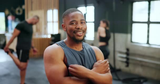 黑人男子 健身和职业私人教练 有信心在健身房锻炼 锻炼或训练 非洲男性或健美人士的画像 带着微笑和手臂在健康俱乐部交叉出现 — 图库视频影像