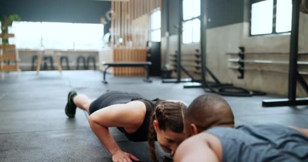 健身和仰卧起坐 五个高个子在健身房锻炼 锻炼或团队合作 在健康俱乐部进行力量训练 二头肌运动和举重的跨种族男女笑着 — 图库视频影像