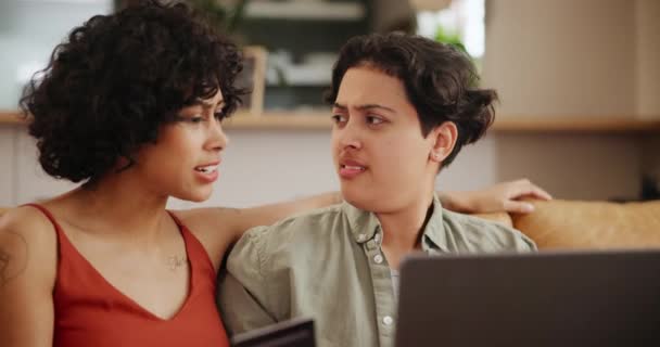 Maison Ordinateur Portable Lesbienne Couple Avec Une Carte Crédit Épargne — Video