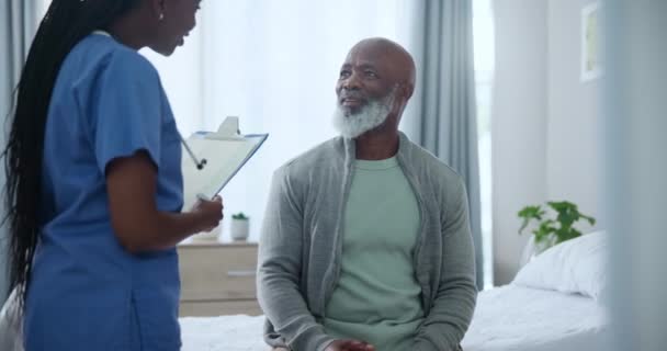 Ανώτερη Φροντίδα Μαύρος Άνδρας Και Νοσοκόμα Πρόχειρο Για Ασφάλιση Υγείας — Αρχείο Βίντεο