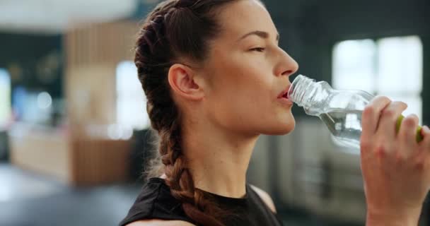 Tvář Šťastná Žena Pitná Voda Pro Fitness Tělocvičně Zdravé Tělo — Stock video