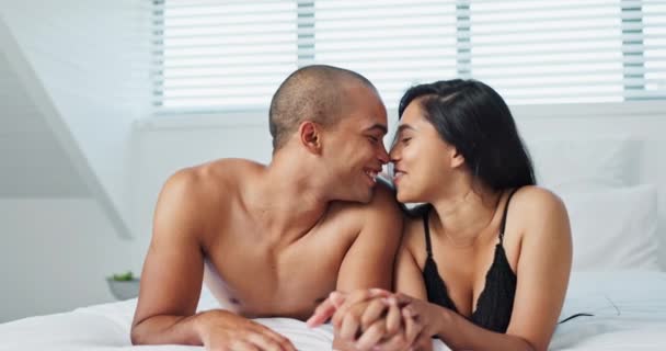 Pareja Feliz Relajarse Besarse Cama Por Afecto Romance Matutino Amor — Vídeos de Stock