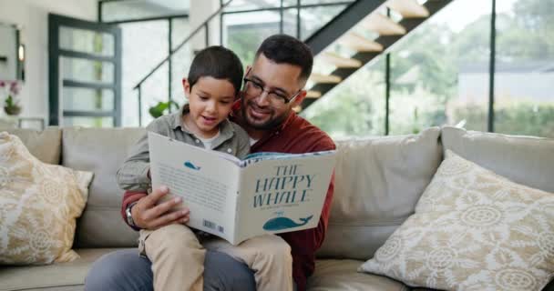 儿子或读书 或在沙发上大笑 以便在家里学习 教学和教育知识 男子和男孩 在沙发上讲故事 以促进帮助 发展或支持 — 图库视频影像