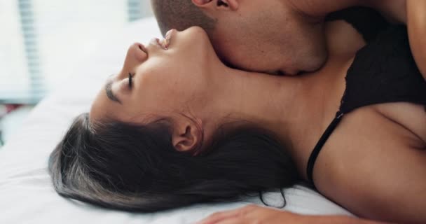 カップル ベッドでキスし 親密さのためのセックス 人々は愛と愛と信頼との関係や情熱のために絆 ベッドルームでの性的な瞬間とロマンスとバレンタインデーのフォープレイ 欲望と誘惑 — ストック動画