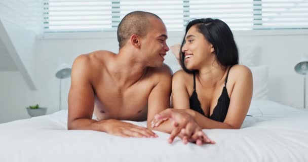 Szczęśliwa Para Relaks Całowanie Łóżku Dla Intymności Rano Romans Lub — Wideo stockowe