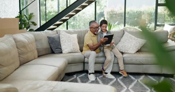 与爷爷和儿子一起在客厅的沙发上一起进餐 学习或游戏 技术或社交媒体应用程序 与老年人和孙子一起在公寓接受教育 — 图库视频影像