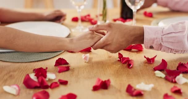 Pár Růží Držící Ruce Večeři Výročí Nebo Valentýna Stolování Stolu — Stock video