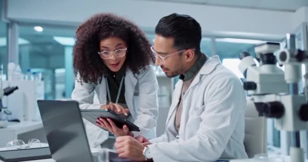 Tudomány Csapatmunka Pacsi Laptoppal Laborban Hogy Áttörést Érjünk Gyógyszerészeti Felülvizsgálatot — Stock videók