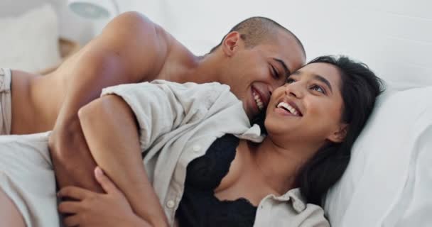 Pareja Feliz Relajarse Besarse Cama Para Abrazo Amor Romance Matutino — Vídeos de Stock