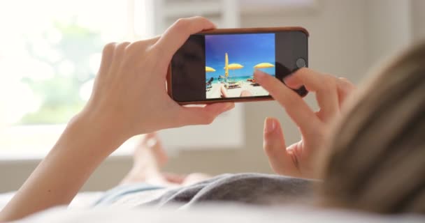 Руки Телефон Прокрутка Фотографій Екрані Соціальних Мережах Мережі Онлайн Вдома — стокове відео