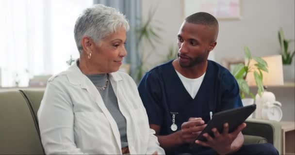 Opieka Domowa Tablet Lub Pielęgniarka Starszą Kobietą Sofie Internetu Pomoc — Wideo stockowe