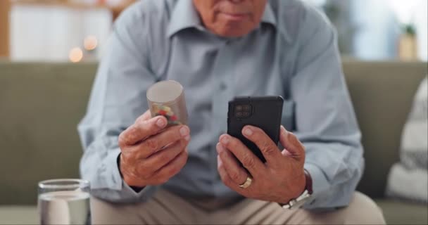 Telefon Ilaç Araştırmalarında Olgun Eller Etiketleri Okumak Tele Sağlık Hizmetlerini — Stok video