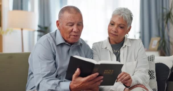 Senior Ζευγάρι Και Σπίτι Ανάγνωση Της Βίβλου Και Μιλώντας Για — Αρχείο Βίντεο