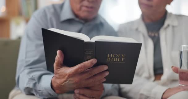 Pár Ruce Domov Pro Čtení Bible Mluvení Víře Bohu Pomocí — Stock video