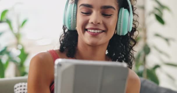 Mulher Fones Ouvido Tablet Dançar Com Música Para Entretenimento Online — Vídeo de Stock