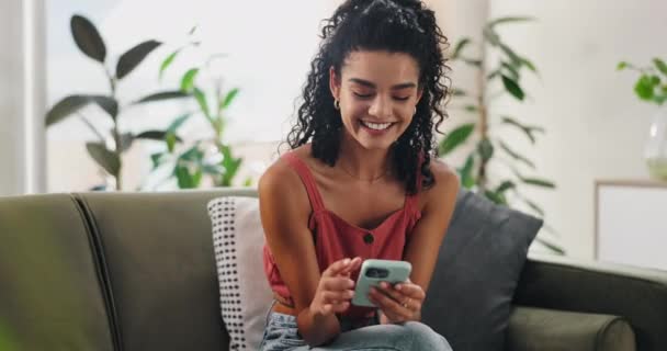 Escribir Teléfono Mujer Relajarse Casa Reírse Meme Mensaje Divertido Chica — Vídeo de stock