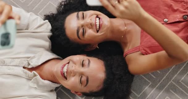 Amigos Celular Conexão Com Mensagem Cama Felicidade Vínculo Juntos Para — Vídeo de Stock