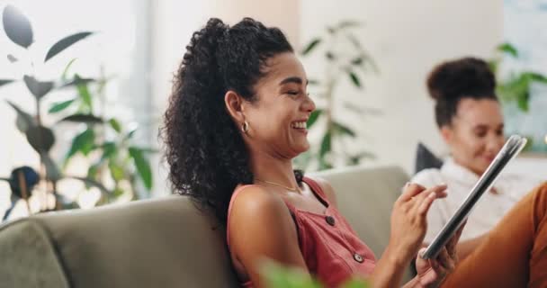 微笑和平板电脑在沙发上社交媒体 网上购物或在客厅里建立联系 在沙发上笑和技术 从侧面搜索或交流 — 图库视频影像
