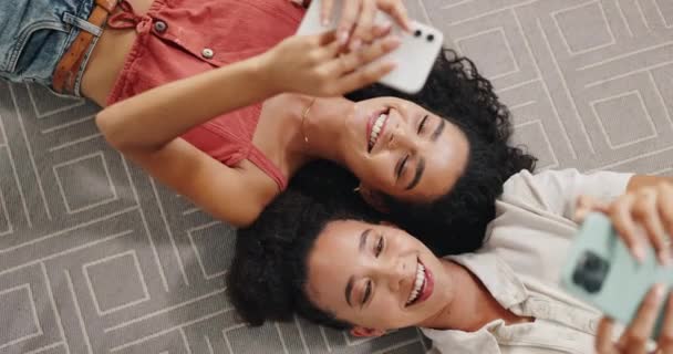 Najlepszy Widok Przyjaciele Kobiety Telefonem Lub Śmiejąc Się Social Media — Wideo stockowe