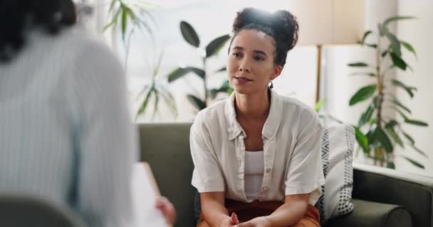 Salud Mental Asesoramiento Mujer Sofá Con Terapeuta Para Asesoramiento Psicología — Vídeo de stock