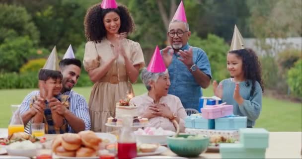 Familie Klappende Handen Blij Met Hoed Verjaardagsfeestje Voor Feest Verrassing — Stockvideo