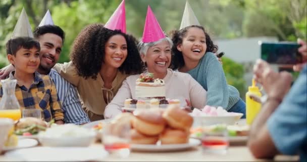 誕生日パーティー ケーキ付きの庭で写真を撮る人 幸せで愛する人 ソーシャルメディアの裏庭でメモリ デザート 家庭用のスマートフォンを備えた祖母 — ストック動画