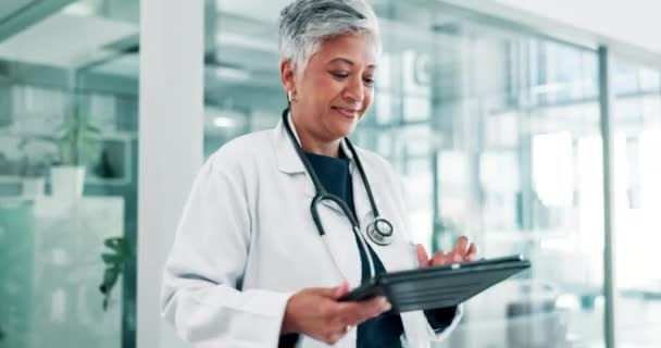 Senior Doctor Mujer Hospital Con Tablet Para Telesalud Investigación Médica — Vídeos de Stock