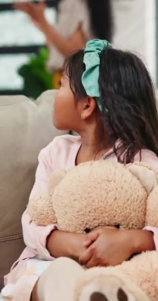 Γονείς Καυγάδες Και Κορίτσια Στον Καναπέ Αρκουδάκι Για Άνεση Από — Αρχείο Βίντεο