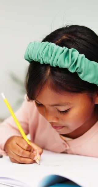 家庭和学习与写作 纸张和铅笔学习 改进和作业 小女孩 书桌和笔记本 用于知识 学校和家庭及远程发展 — 图库视频影像