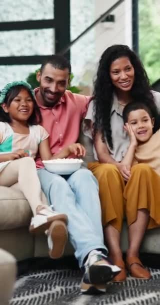 Koukání Televizi Dálkové Ovládání Šťastnou Rodinu Gauči Popcornem Láskou Sblížením — Stock video