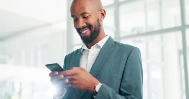 Щасливий Бізнесмен Телефон Друкує Соціальних Мереж Спілкування Або Онлайн Балачки — стокове відео