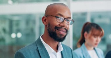 Yüz, iş ve mutlu siyahi adam ofiste, şirkette ve iş yerinde. Gözlüklü portre, çalışan ve profesyonel temsilci, danışman veya Afrikalı girişimci iş arkadaşı toplantısına gülüyor.
