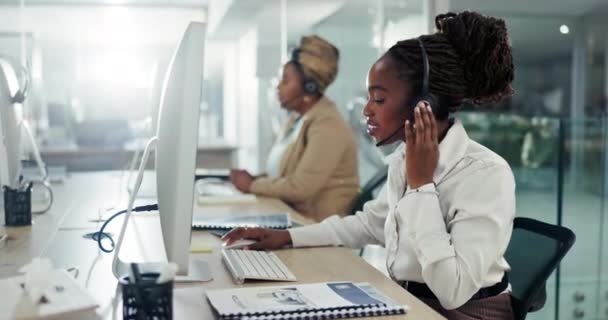 呼叫中心 收听或带耳机的黑人妇女 以进行沟通 支持或客户服务 计算机 虚拟帮助和销售代理 为电话推销 咨询或在线帮助说话 — 图库视频影像
