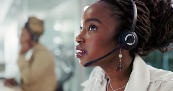 面对或黑人妇女在呼叫中心寻求解决方案 问题解决或客户服务 关于电话推销 咨询或网上援助的交谈 虚拟帮助或非洲销售代理 — 图库视频影像
