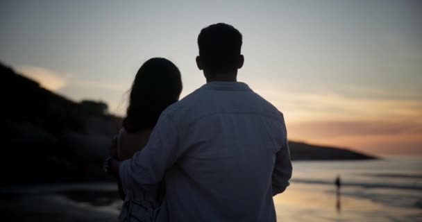 Sonnenuntergang Rücken Und Paar Meer Für Die Liebe Urlaub Auf — Stockvideo